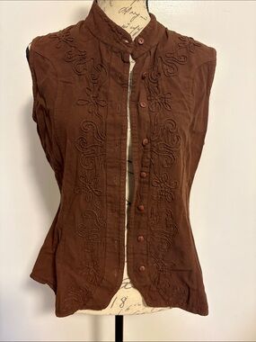 AYLLU Embroidered Sleeveless Button-Up in Rich Brown